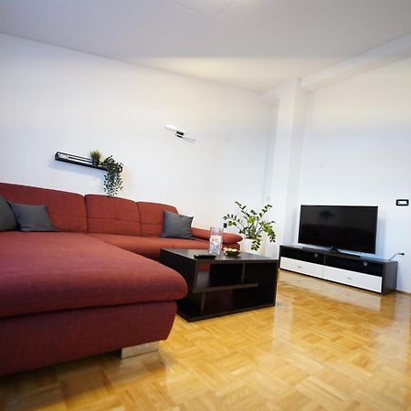 Apartments Loncar-Near Zrce Beach Novalja Bagian luar foto