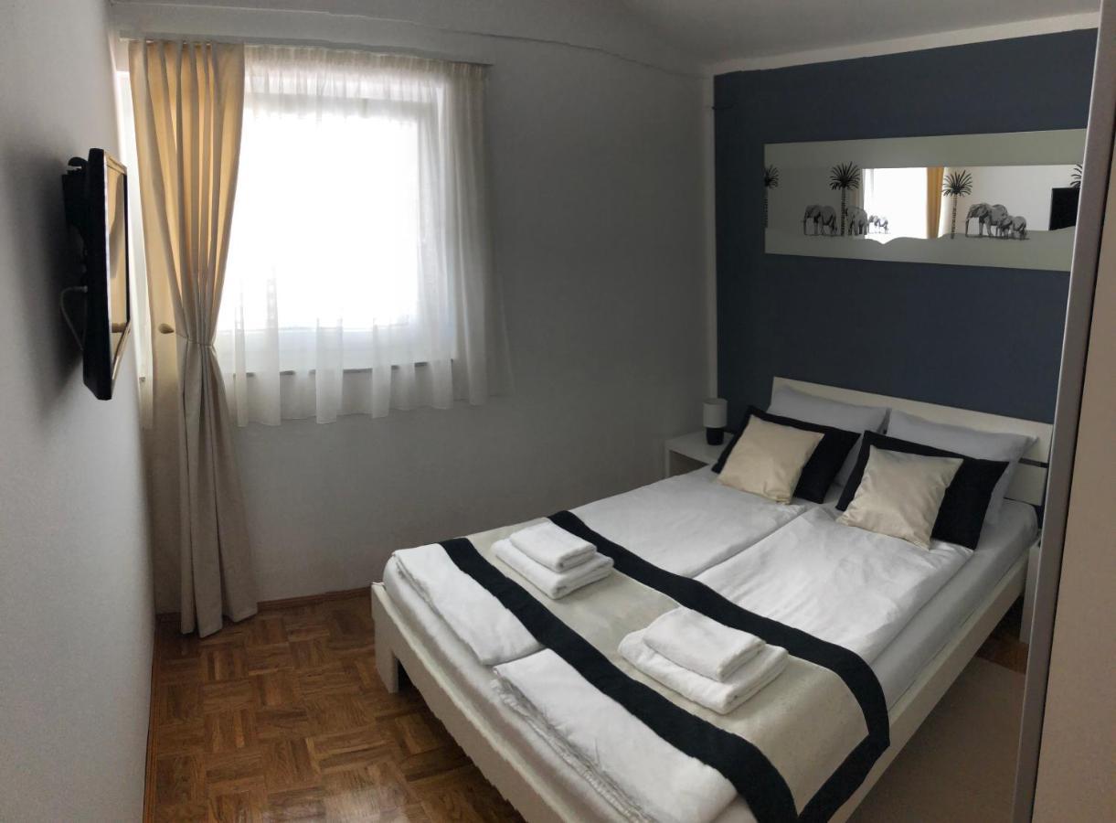 Apartments Loncar-Near Zrce Beach Novalja Bagian luar foto