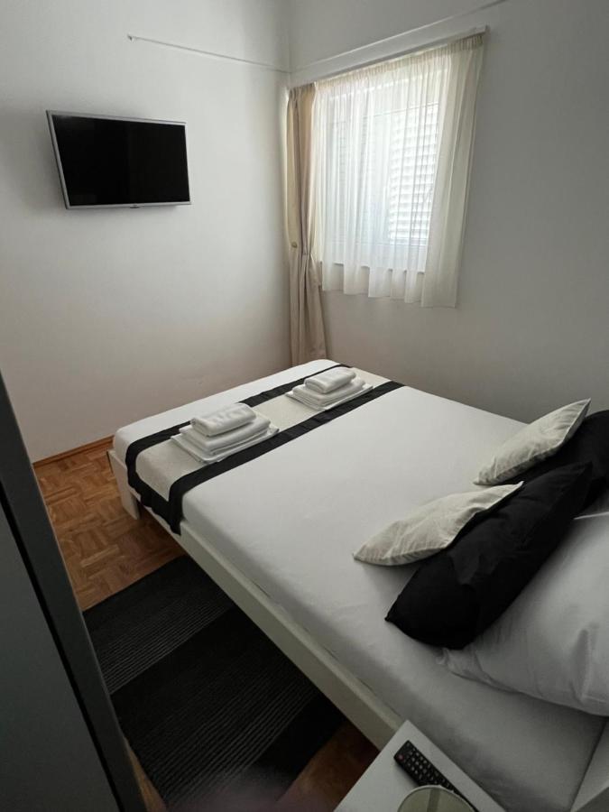 Apartments Loncar-Near Zrce Beach Novalja Bagian luar foto