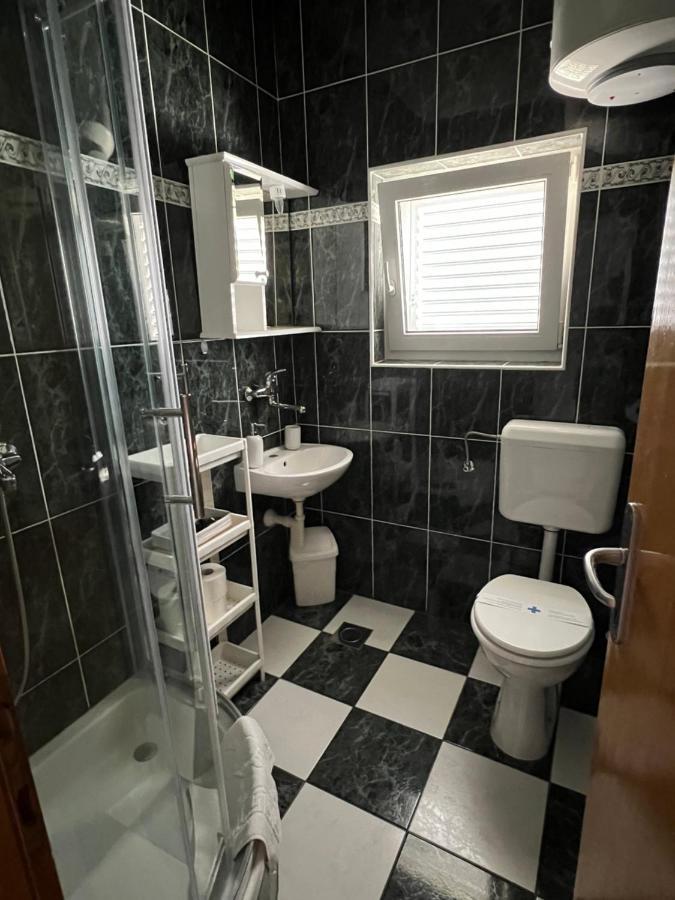 Apartments Loncar-Near Zrce Beach Novalja Bagian luar foto