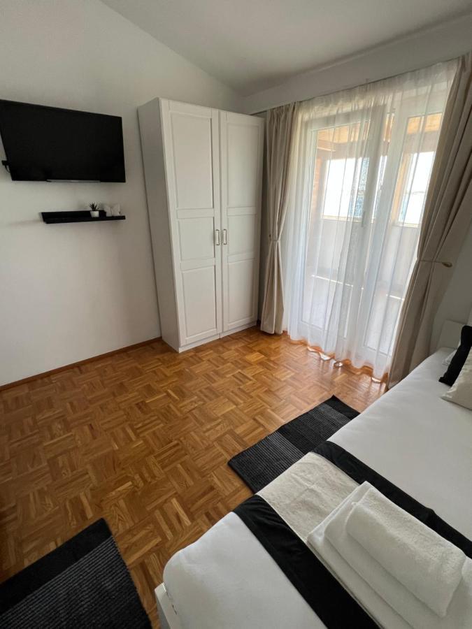 Apartments Loncar-Near Zrce Beach Novalja Bagian luar foto