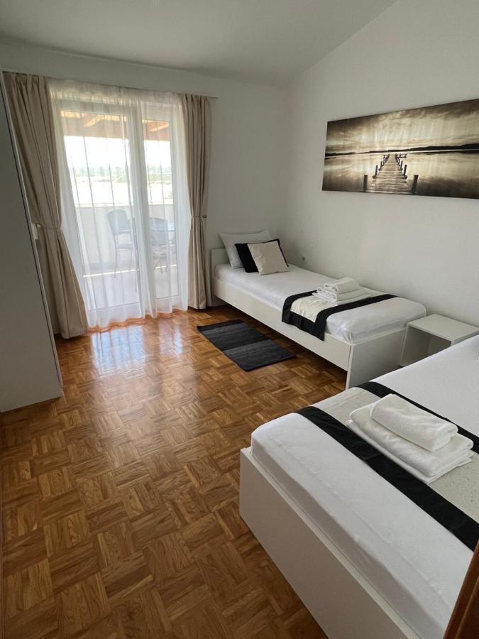 Apartments Loncar-Near Zrce Beach Novalja Bagian luar foto