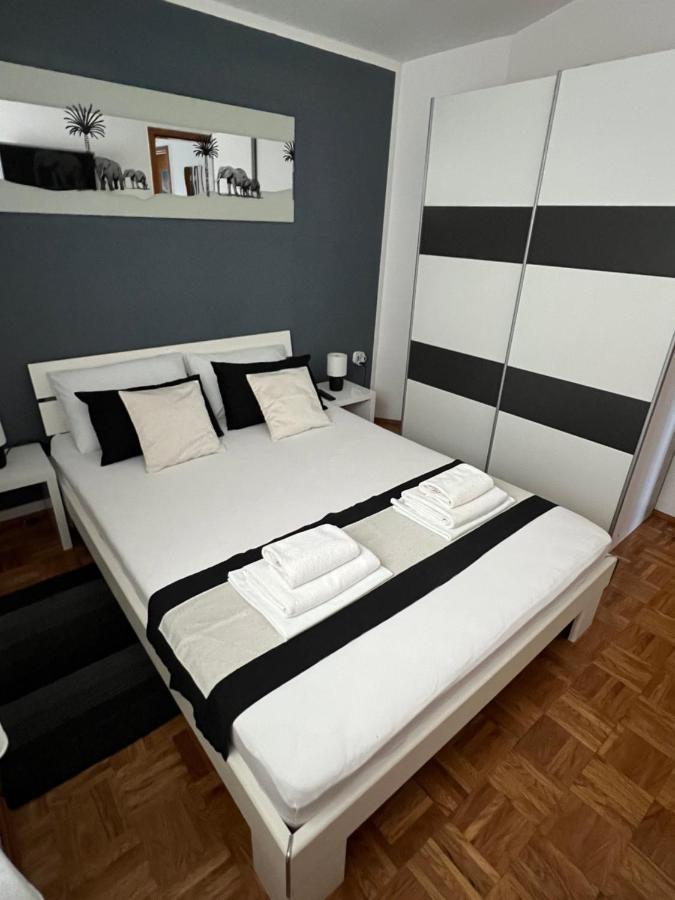 Apartments Loncar-Near Zrce Beach Novalja Bagian luar foto