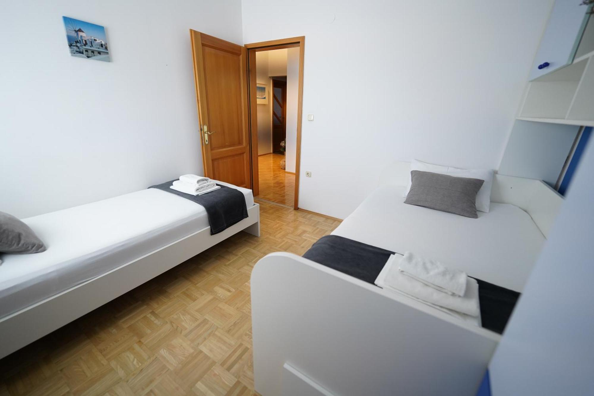 Apartments Loncar-Near Zrce Beach Novalja Bagian luar foto
