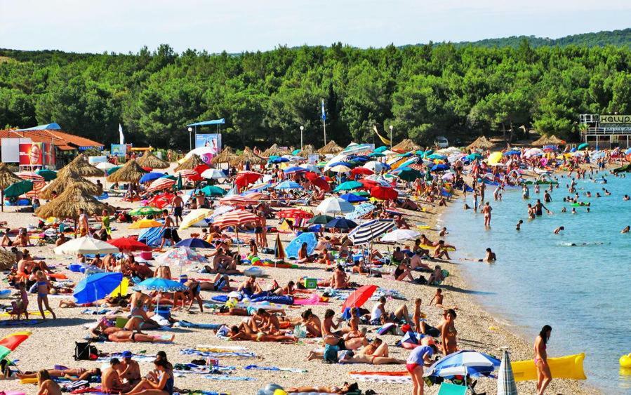 Apartments Loncar-Near Zrce Beach Novalja Bagian luar foto